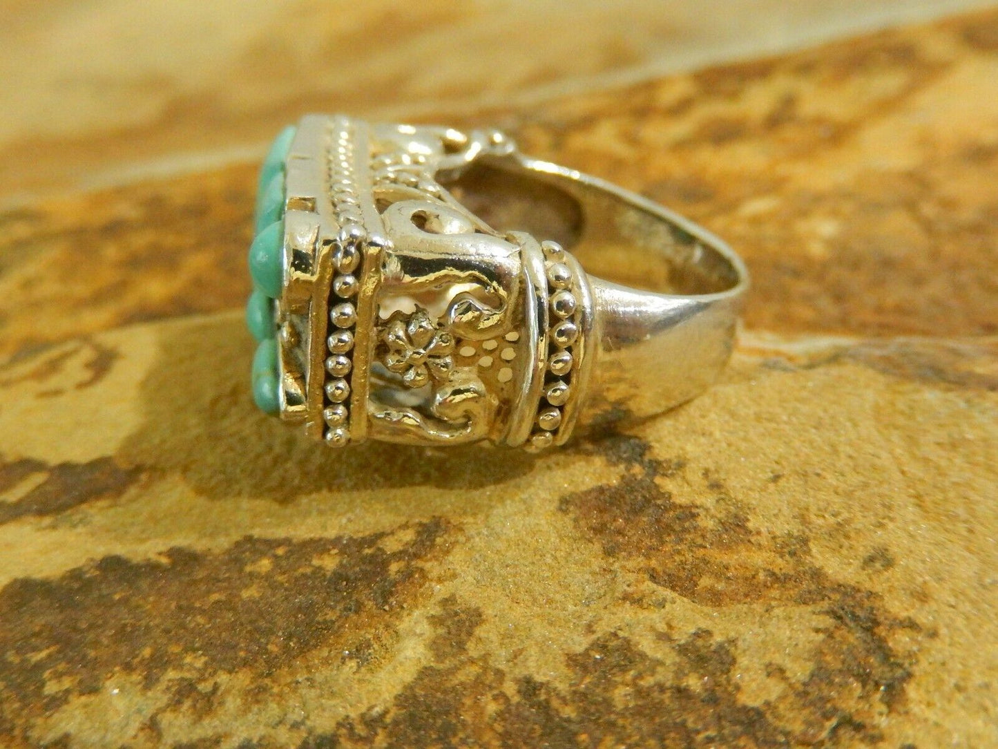 NICE VINTAGE SOUTHWEST TURQUOISE AND STERLING SILVER RING - SIZE 7.5