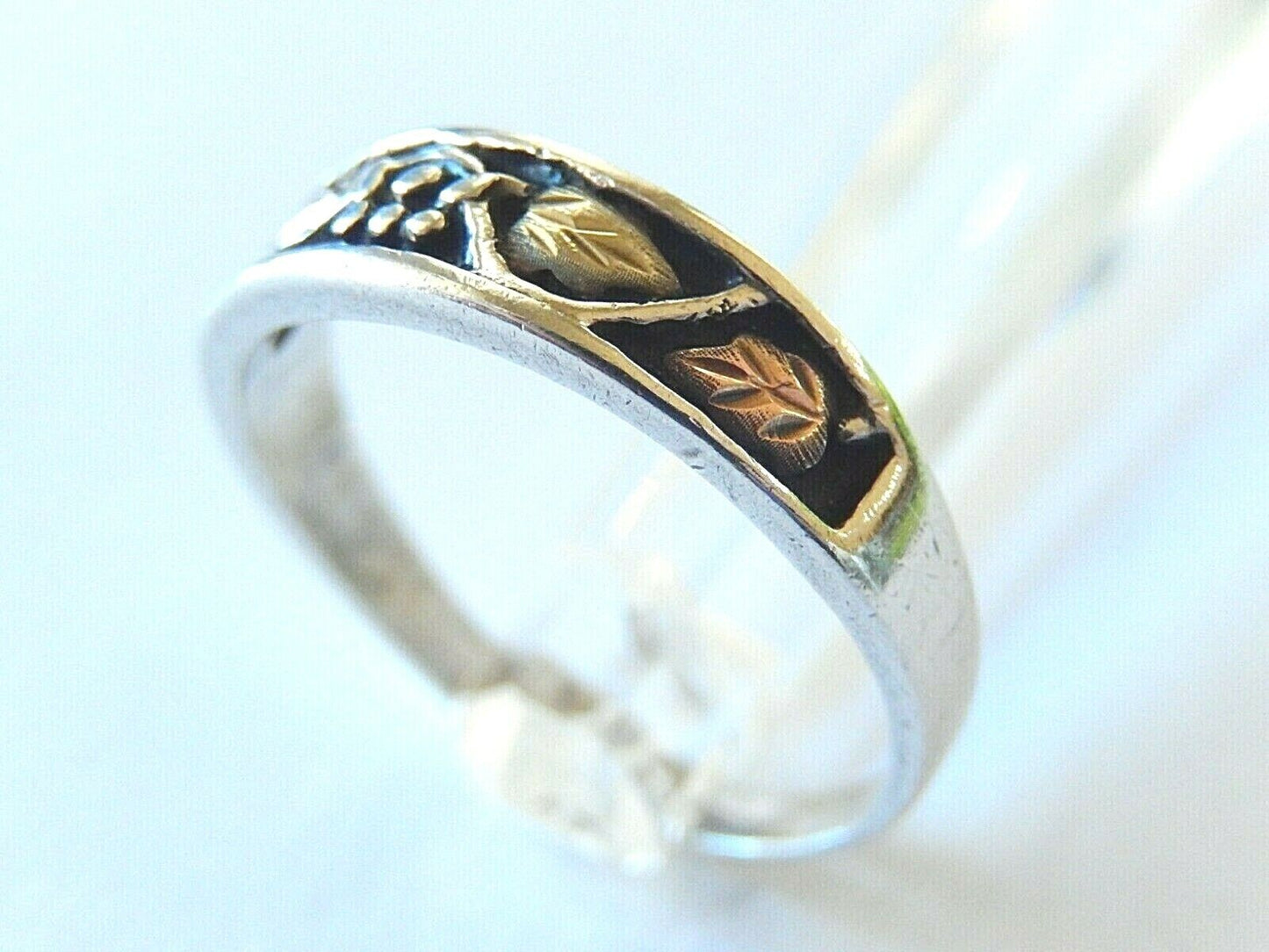 *VINTAGE*  Sterling Silver and 10k.Yellow Gold 6mm Leaves Design Ring Size 10.5