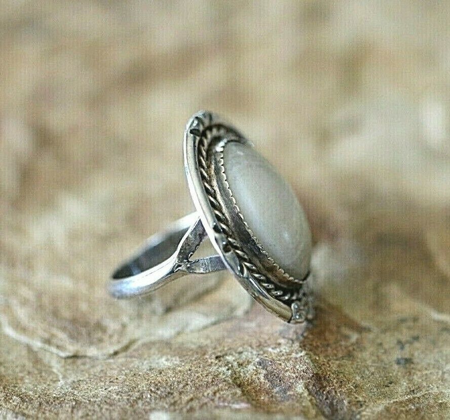 *VINTAGE*  Native American Large Sterling Silver Mother of Pearl Ring Size 6