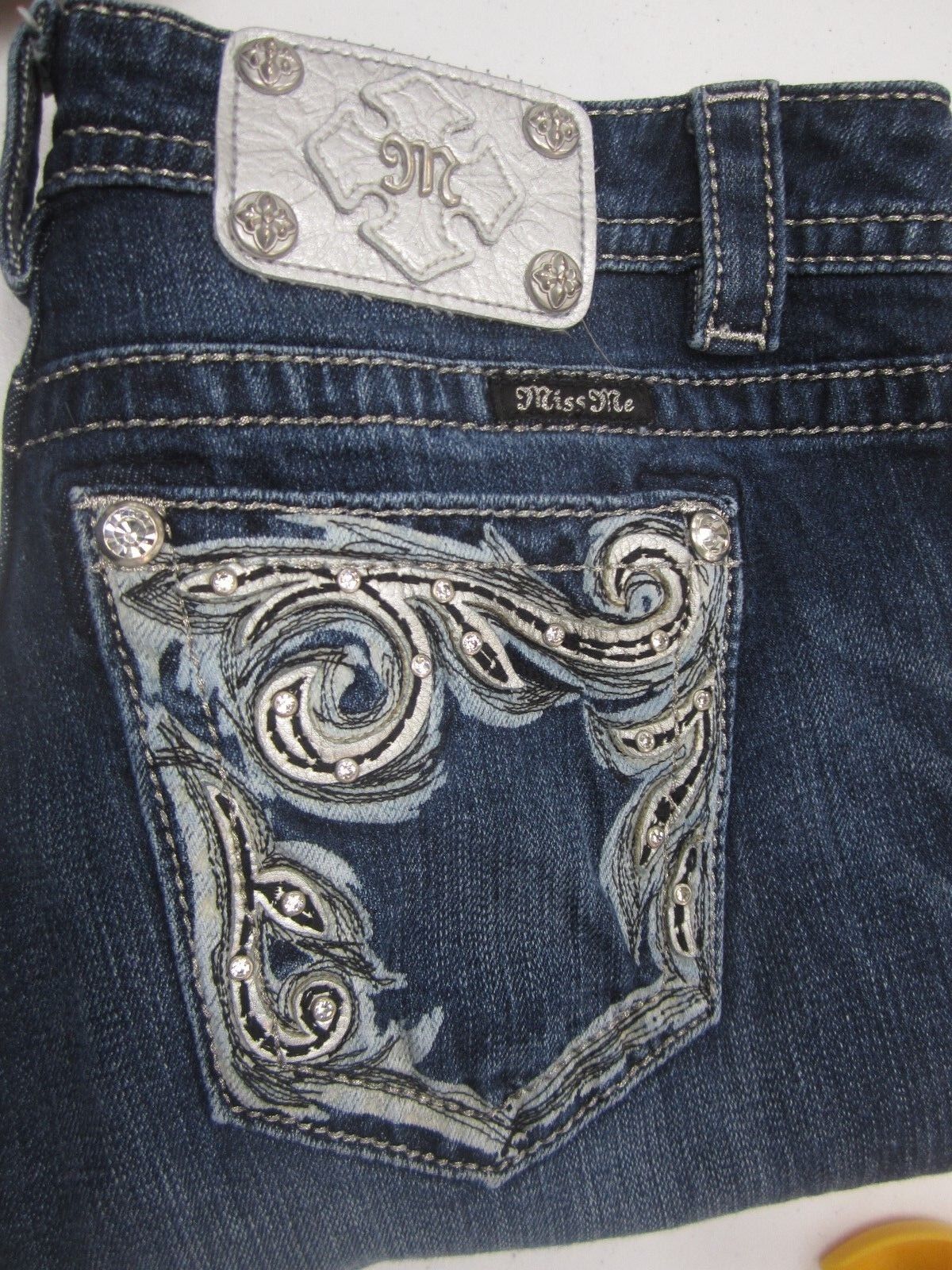 MINT MISS ME Medium Wash Boyfriend Capri Jeans Beautiful Design Pockets Sz 27x25