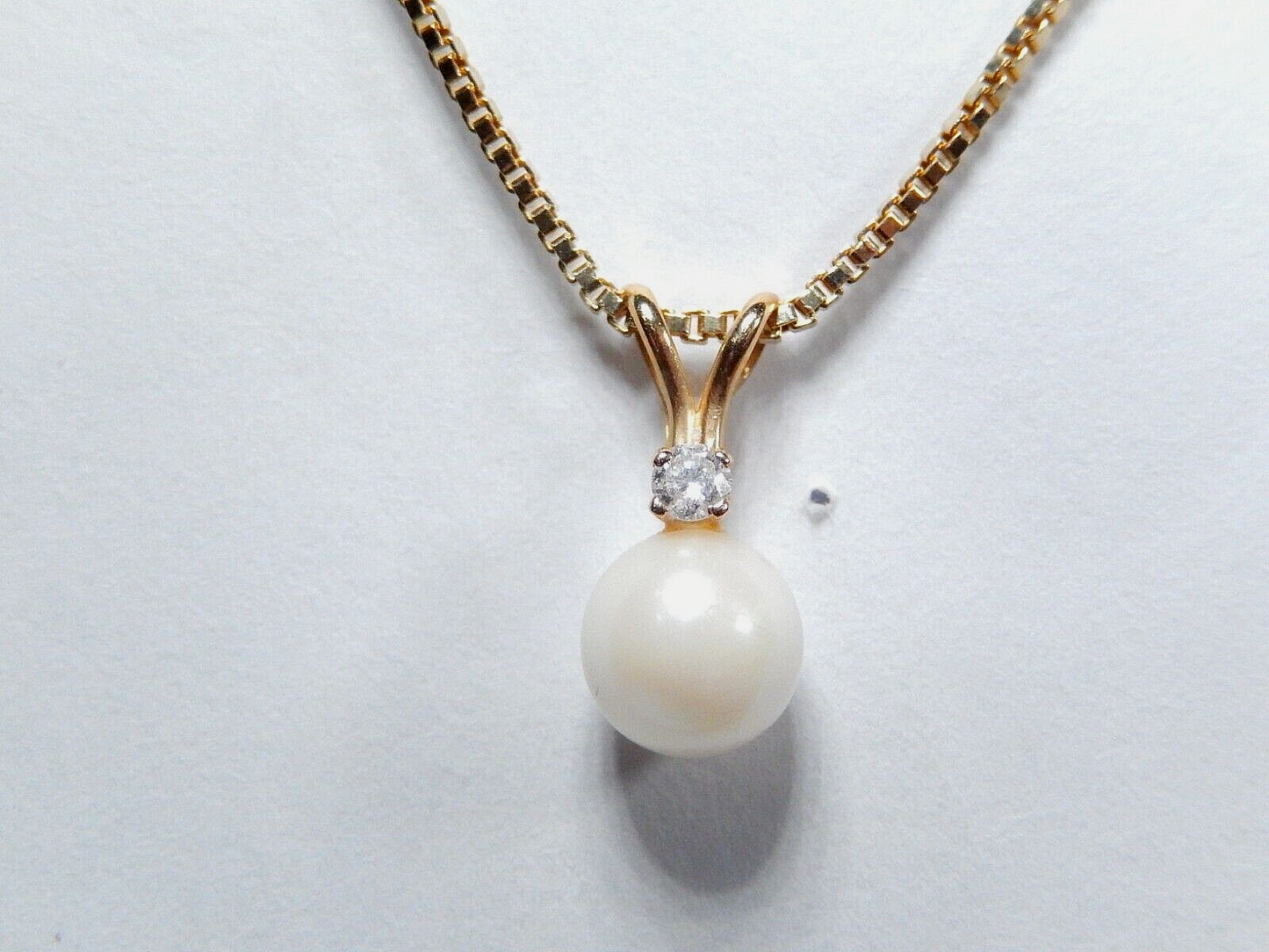 14k Yellow Gold 5.75mm Cultured Pearl & Diamond Pendant w'18"chain