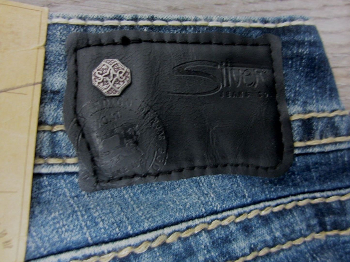 NWT SILVER Suki Mid Rise Slim Boot Medium Dark Wash Fluid Denim Jeans 25 x 33
