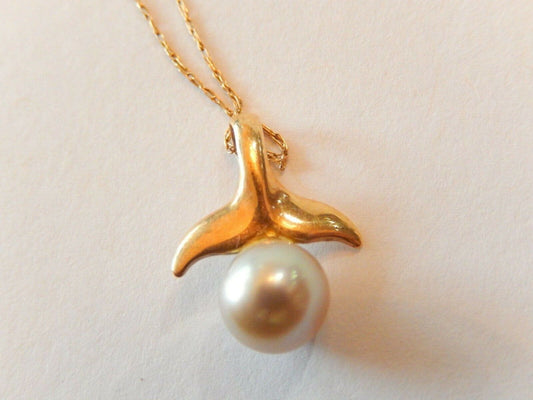 *VINTAGE*   10K Yellow Gold Pearl Solitaire Whale Tale Ocean Sea Life Pendant