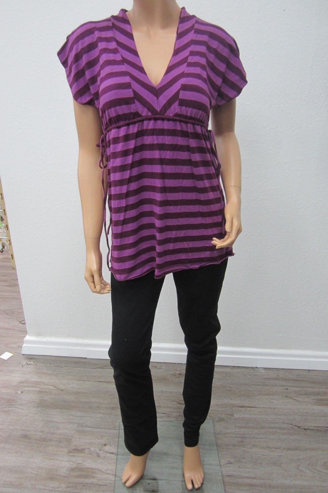 *NICE*  WOMENS ELLA MOSS  V-NECK SHORT SLEEVE PURPLE STRIPE TOP SIZE MEDIUM