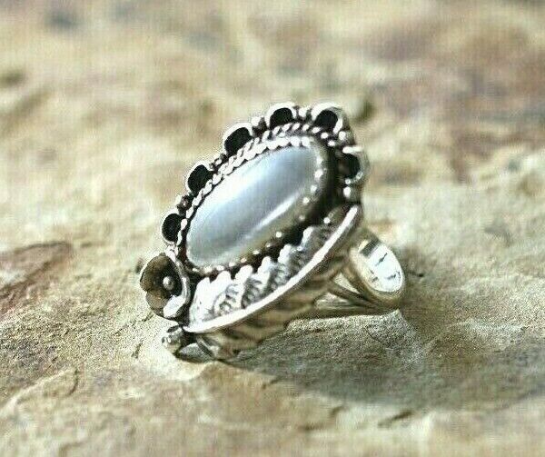 *VINTAGE* Native American Sterling Silver Feather Chalcedony Ring Size 6.5