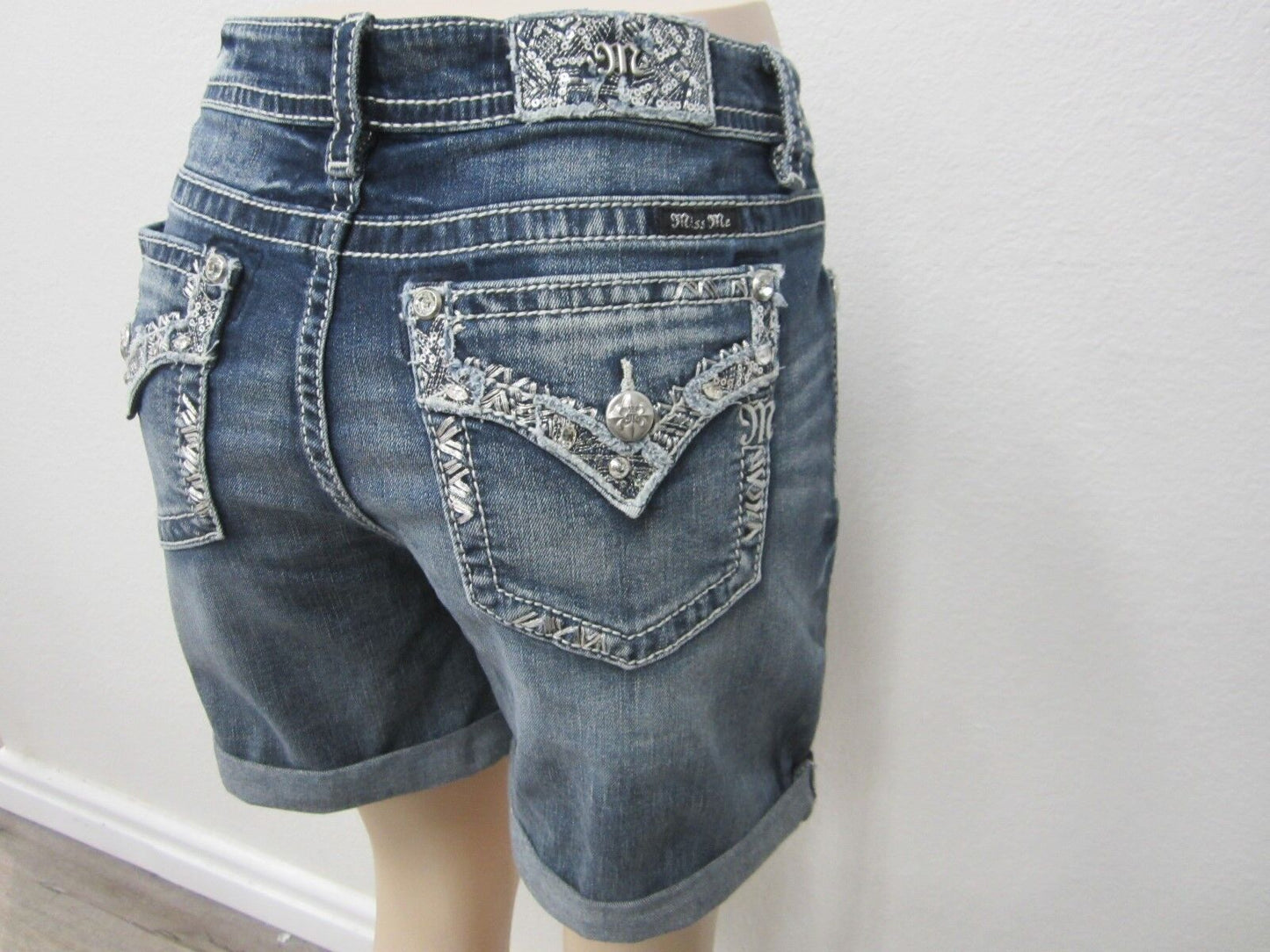 NWT MISS ME Women's Rhinestone Cuffed Stretch Mid-Rise Cut Shorts Size 25 x 6