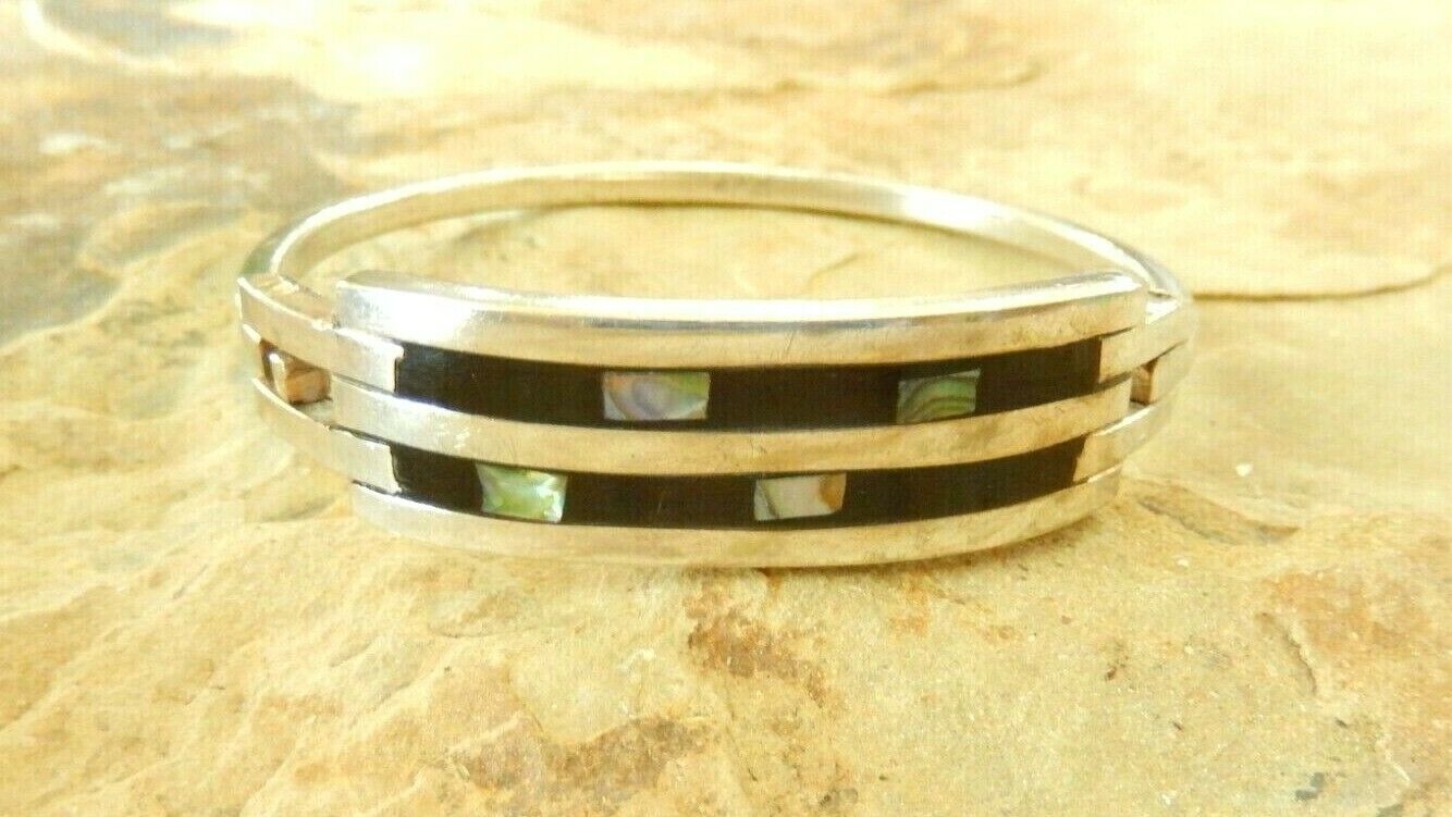 *VINTAGE* .Southwestern Mother Of Pearl / Blk Onyx Sterling Silver Hinged Bangle