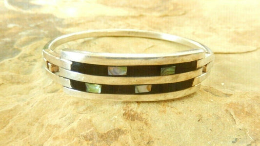 *VINTAGE* .Southwestern Mother Of Pearl / Blk Onyx Sterling Silver Hinged Bangle
