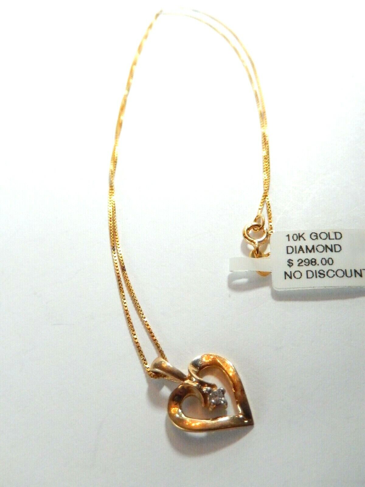 *VINTAGE*  10K Yellow Gold Diamond Solitaire Heart Pendant with 18" Chain