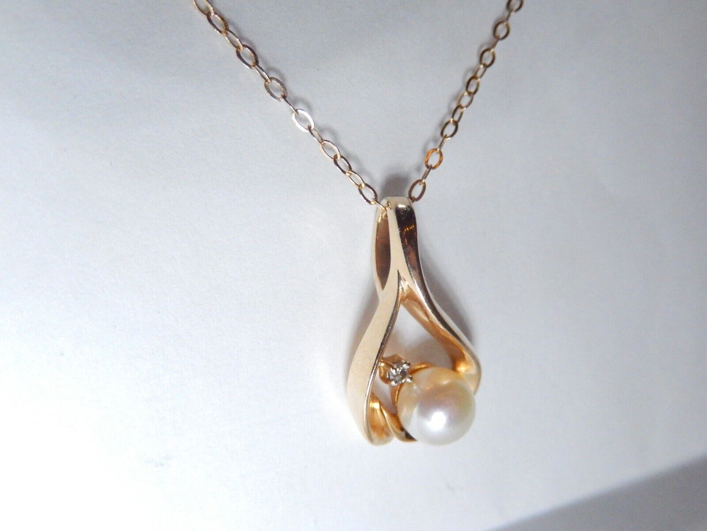 *VINTAGE* 10k Yellow Gold  Cultured Pearl And Diamond Pendant with 14K 16" Chain