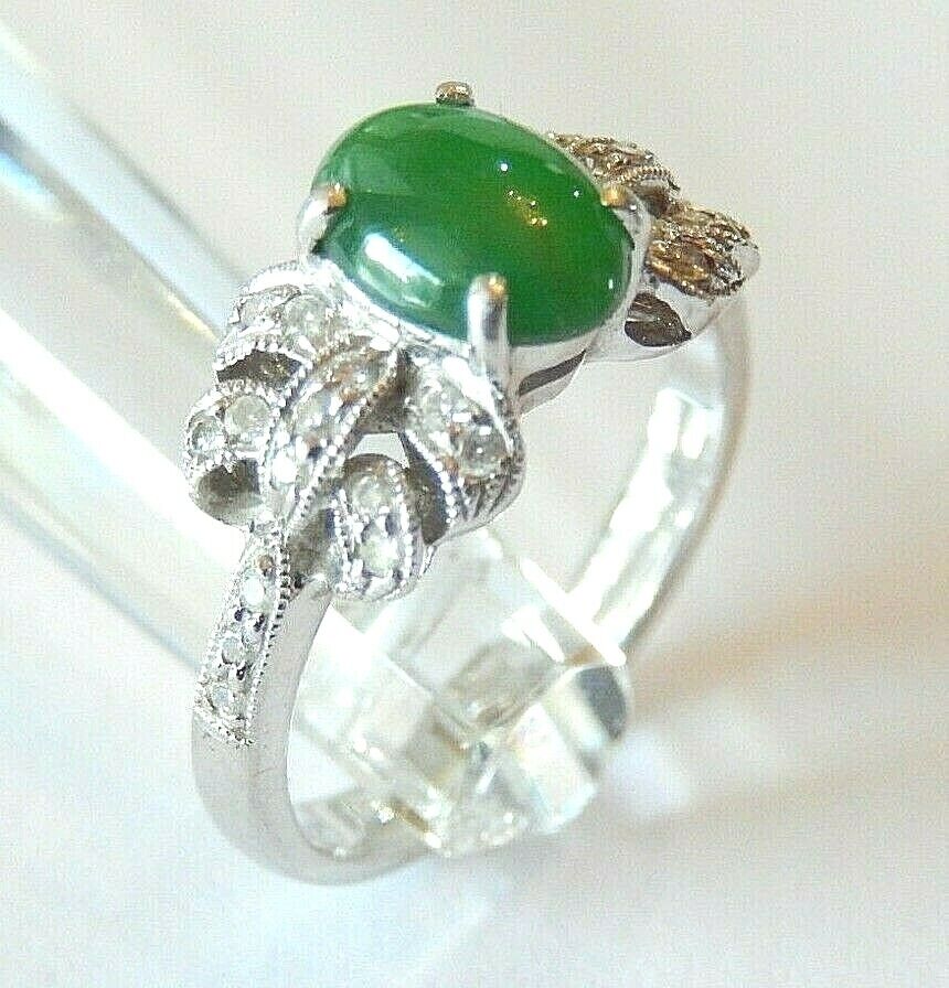 *VINTAGE* Cabochon Rich Green Jade & Diamond Ring in 18kt White Gold Size 6.25