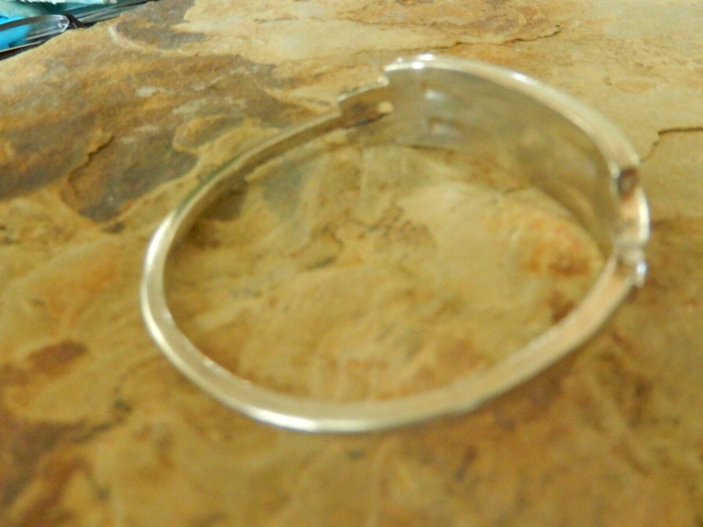 *VINTAGE* .Southwestern Mother Of Pearl / Blk Onyx Sterling Silver Hinged Bangle
