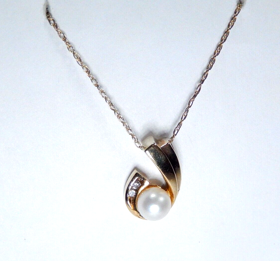 *VINTAGE*  10K Yellow Gold 5.25mm Pearl And Diamond Pendant w/1