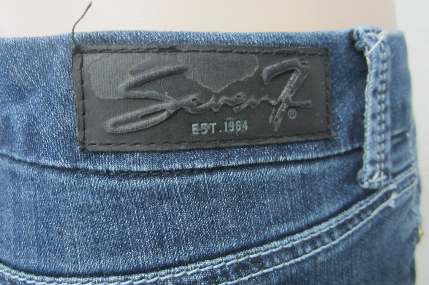 *MINT*  Seven7 Darker Wash MId Rise Bootcut Embroidered Jeans Sz 6 x L31