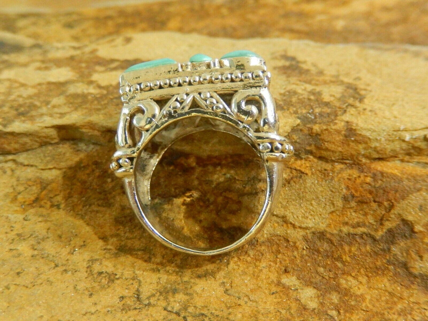 NICE VINTAGE SOUTHWEST TURQUOISE AND STERLING SILVER RING - SIZE 7.5