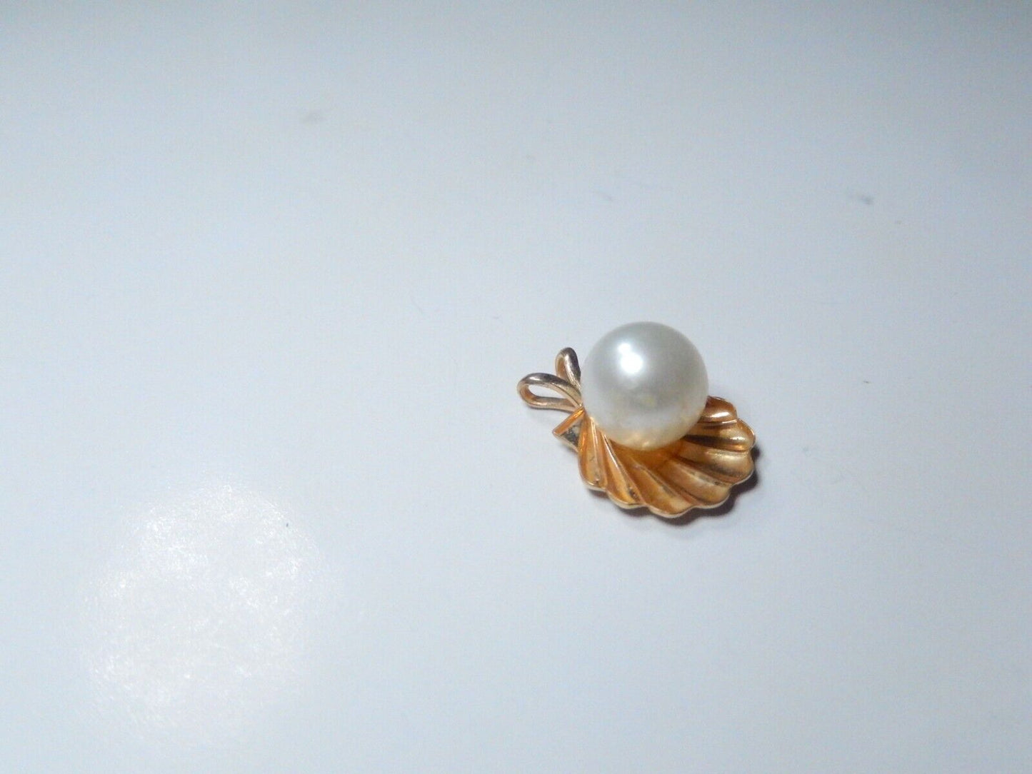 *VINTAGE*  14K Yellow Gold 7.5mm  Round Cultured Pearl in Scallop Shell Pendant