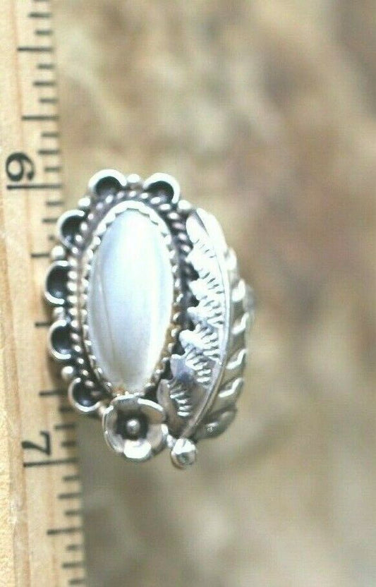 *VINTAGE* Native American Sterling Silver Feather Chalcedony Ring Size 6.5