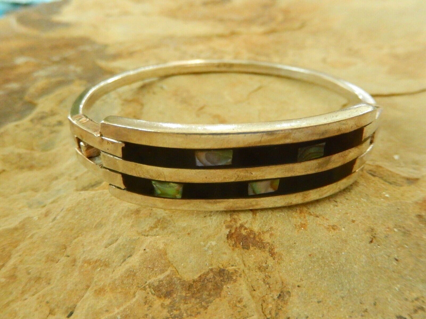 *VINTAGE* .Southwestern Mother Of Pearl / Blk Onyx Sterling Silver Hinged Bangle