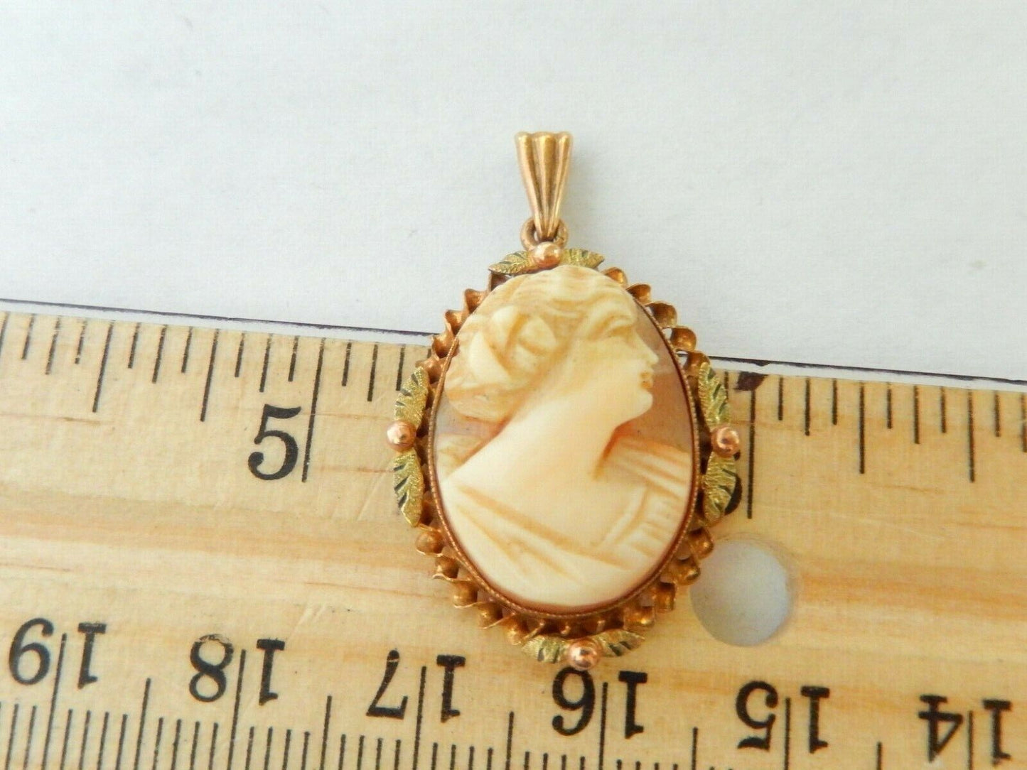 *VINTAGE* 10k BEAUTIFUL YELLOW GOLD CARVED LADY CAMEO PENDANT 1" x 34" plus bail