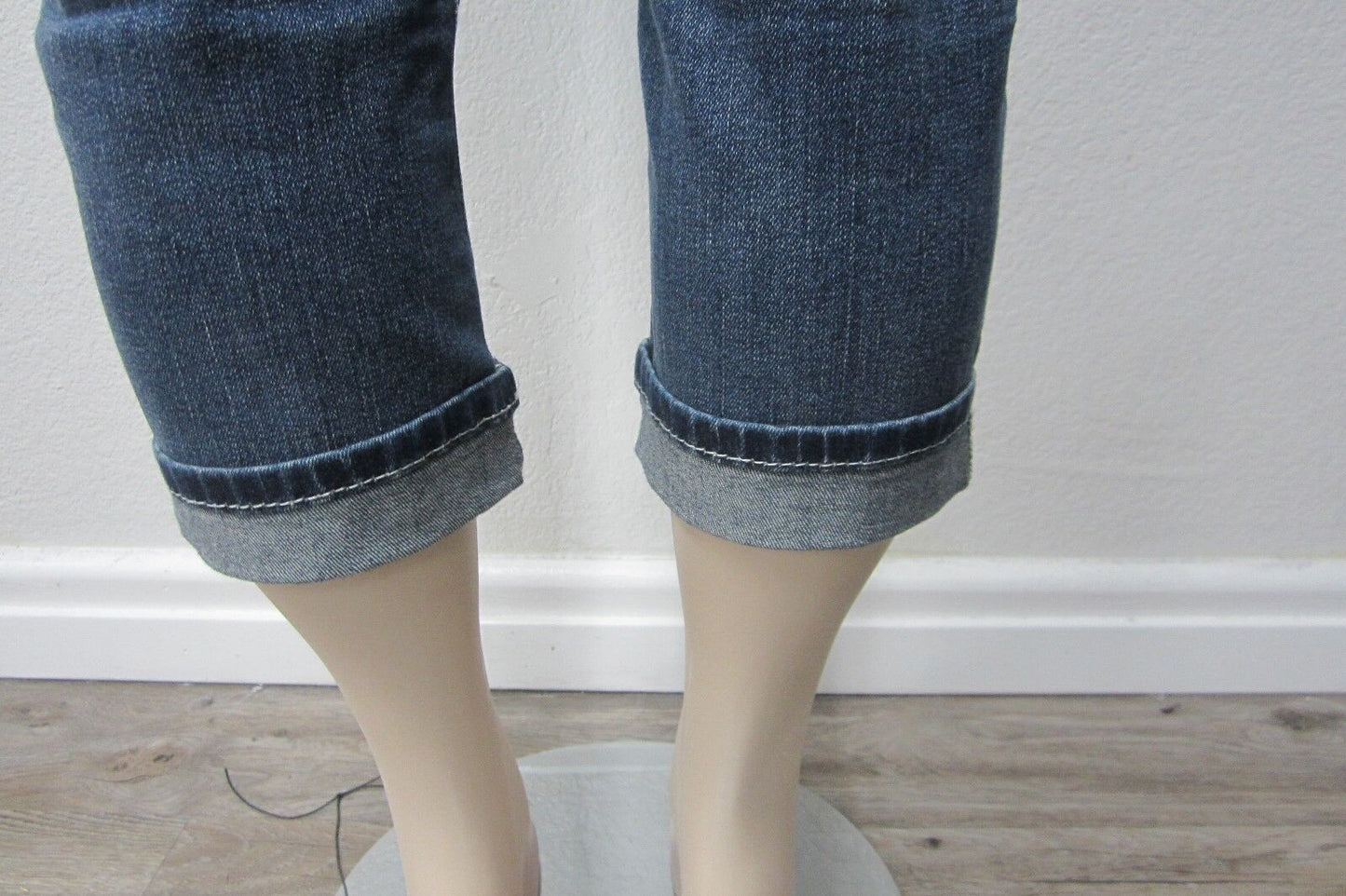 NWT Miss Me Jeans Cuffed Embellished Embroidered Pocket Capris M3153P Sz 27 x 20