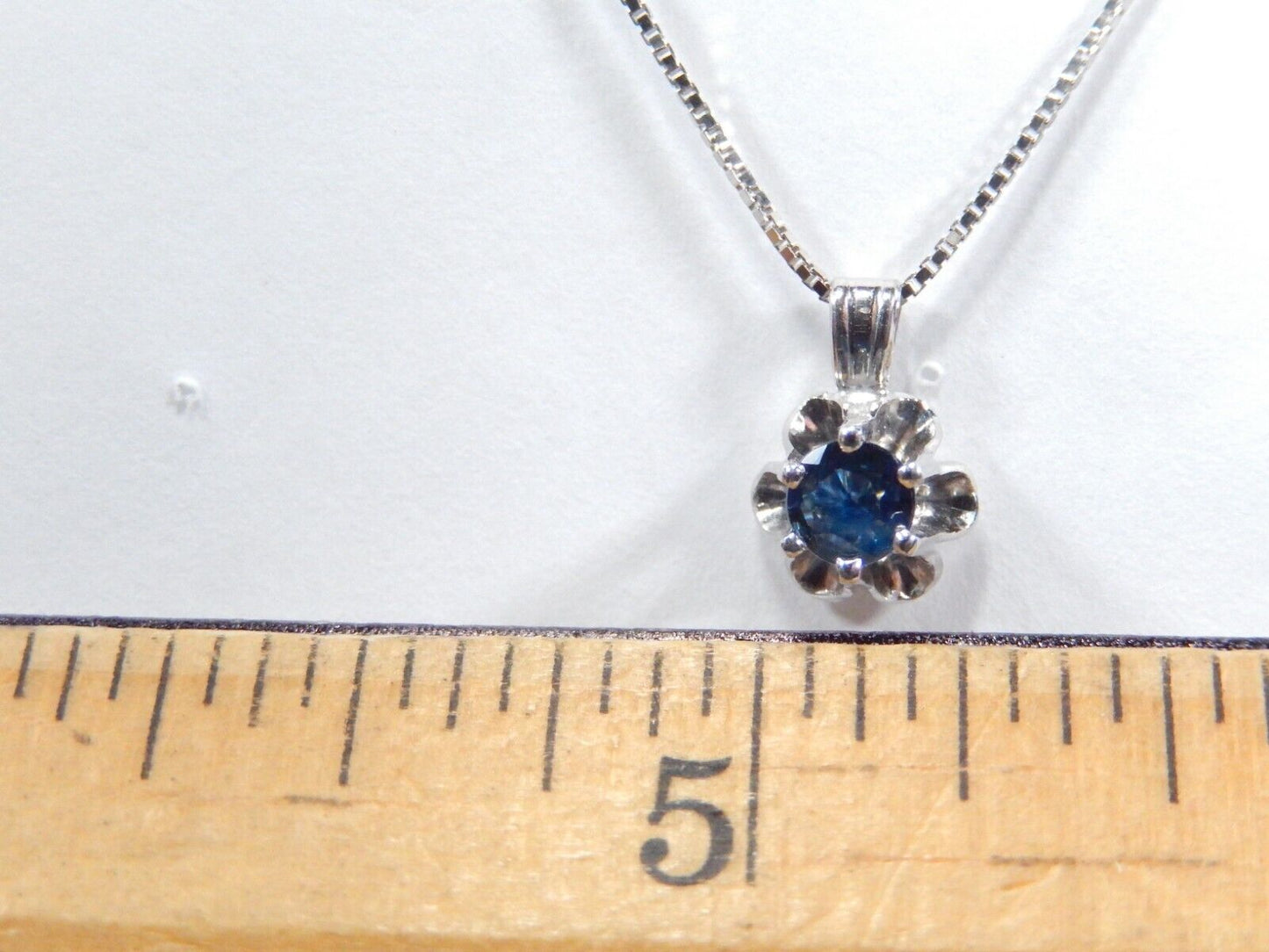 *VINTAGE* 14K White Gold .25CT  CEYLON SAPPHIRE Buttercup Pendant w/18"chain