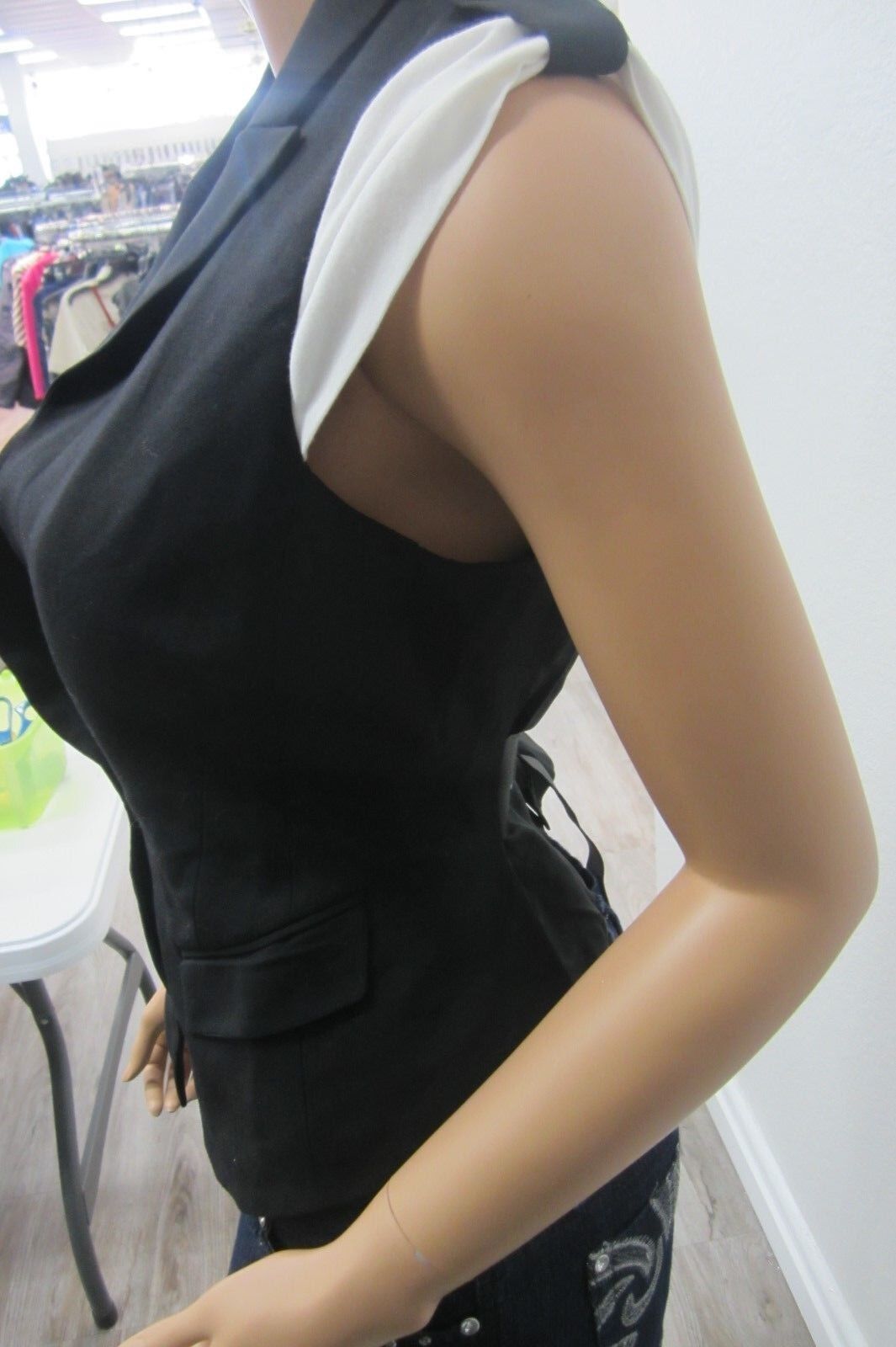 VERY CUTE Womens BCBG Max Azria Sleeveless Black Vest Jacket Sz Small