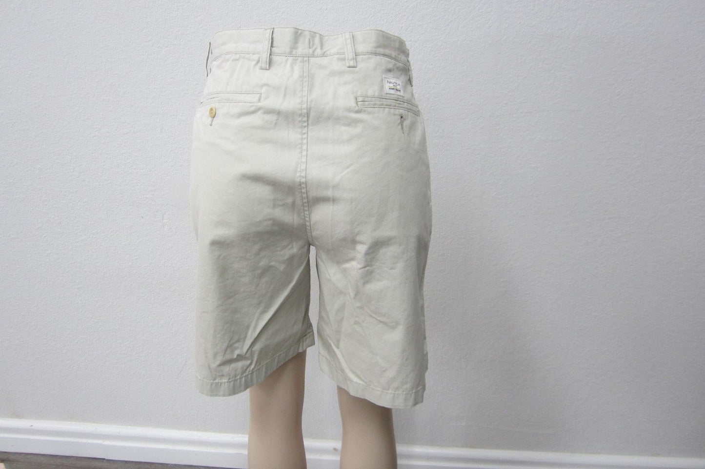 *NICE*  NAUTICA NS-83 Pleated Beige Khaki Shorts Mens size 32