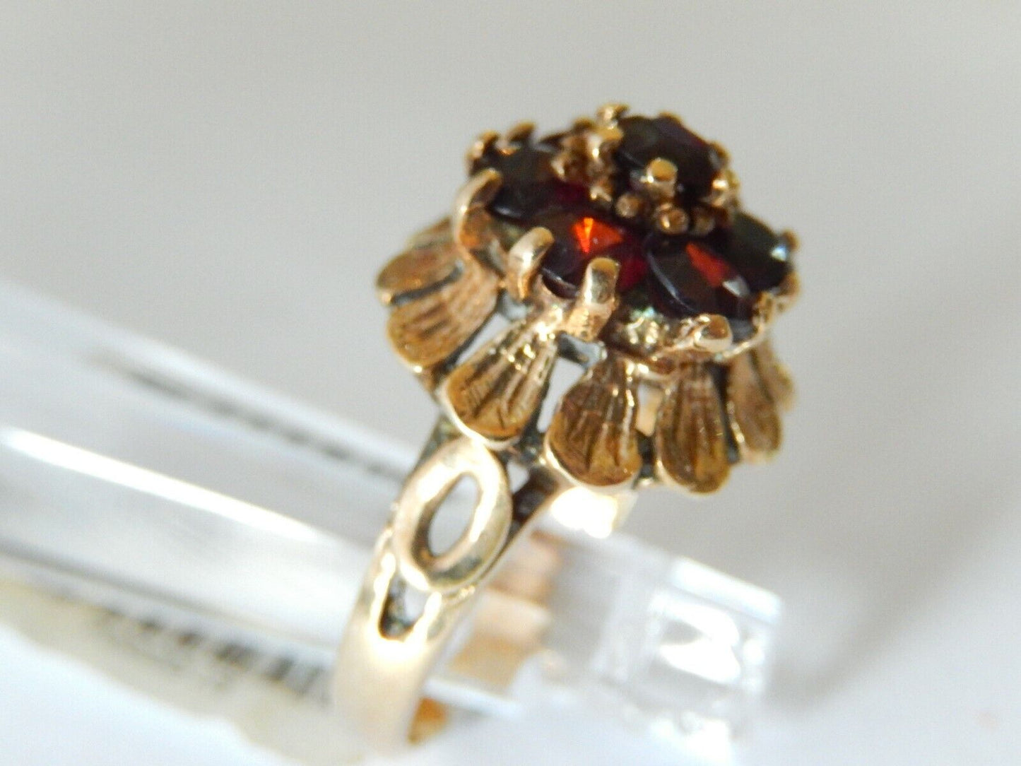 Beautiful Vintage 10k Yellow Gold Garnet Flower Ladies Ring Size 6.5