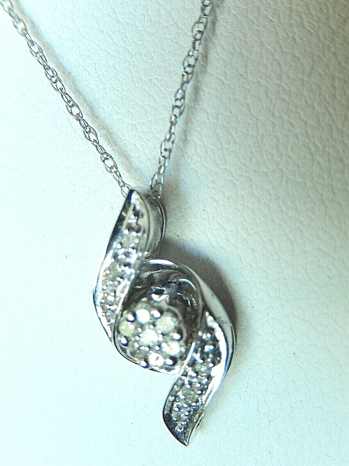 *VINTAGE* 10k White Gold Womens Diamond Cluster Fashion Pendant w/18" Chain