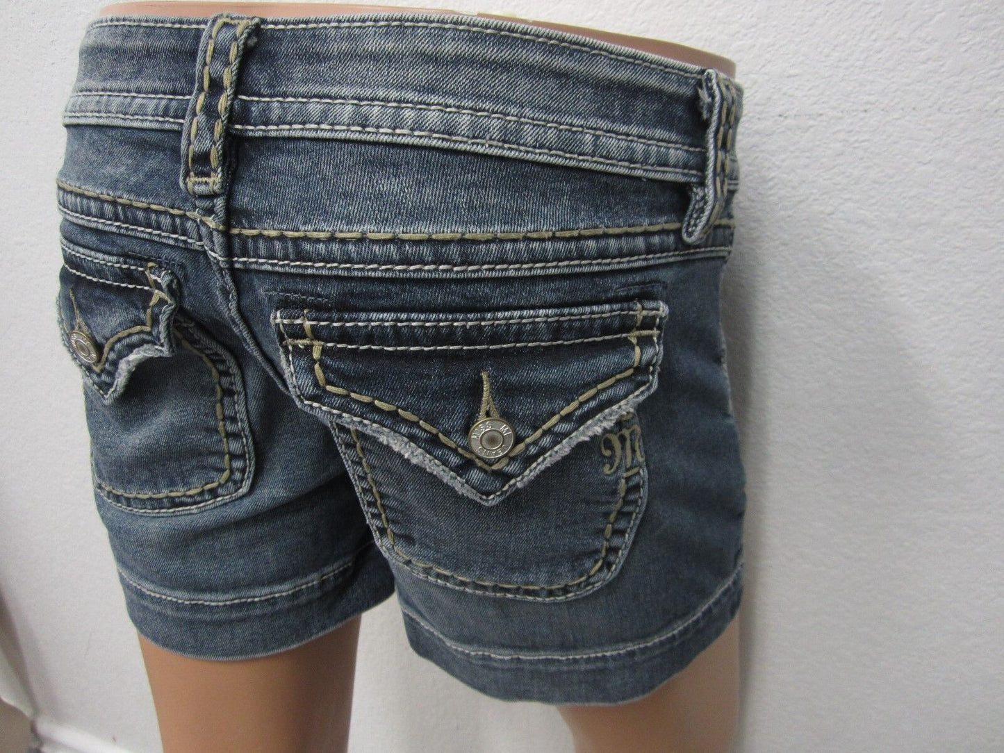 NWT Womens Miss Me Mid Rise Zip Fly Button Pocket Shorts-D5148H22-Siz 27 x 3.5