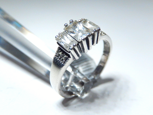 *VINTAGE*  3 Stone Sterling Silver Ring with Cz and Marcasite on Each Side Sz 9