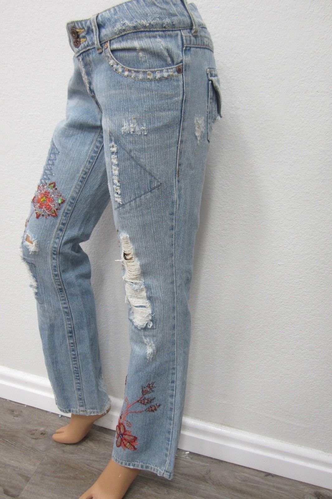 *VERY NICE*  Squeeze Denim Distressed Floral Embroidered  Blue Jeans Sz 3/4 x 31