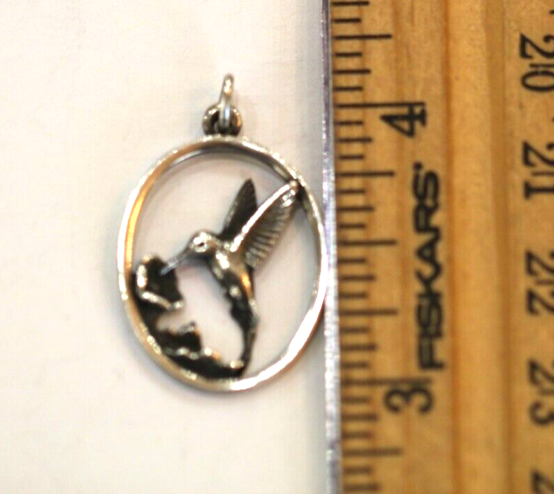 *R A R E *  JAMES AVERY RETIRED ~ HUMMINGBIRD IN OVAL PENDANT - CHARM