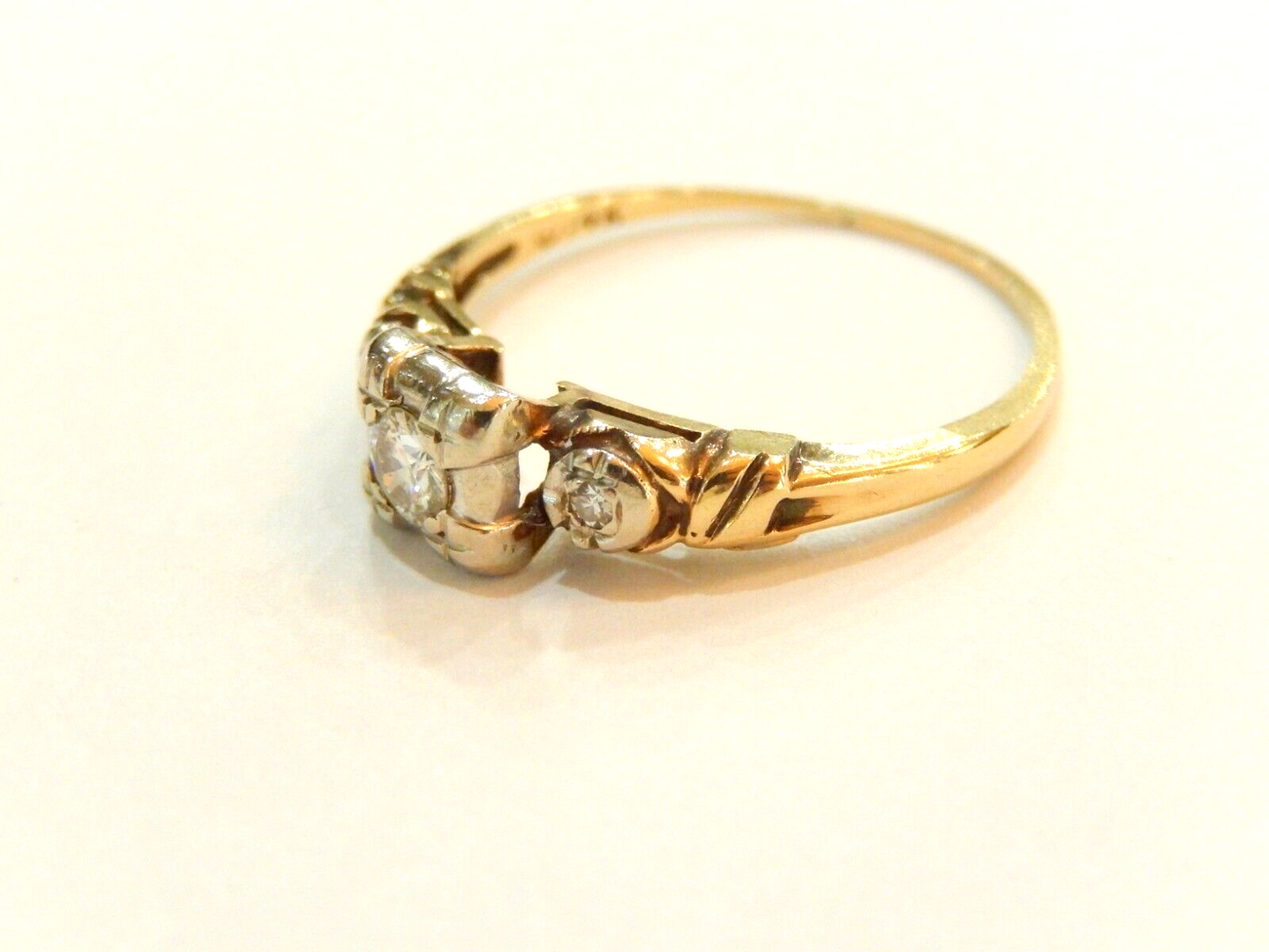 *VINTAGE* 14K Yellow Gold 1/4 CT  Round Cut Diamond Three Stone Engagement Ring