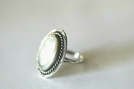 *VINTAGE*  Native American Sterling Silver Mother Of Pearl Ring Size 6.5