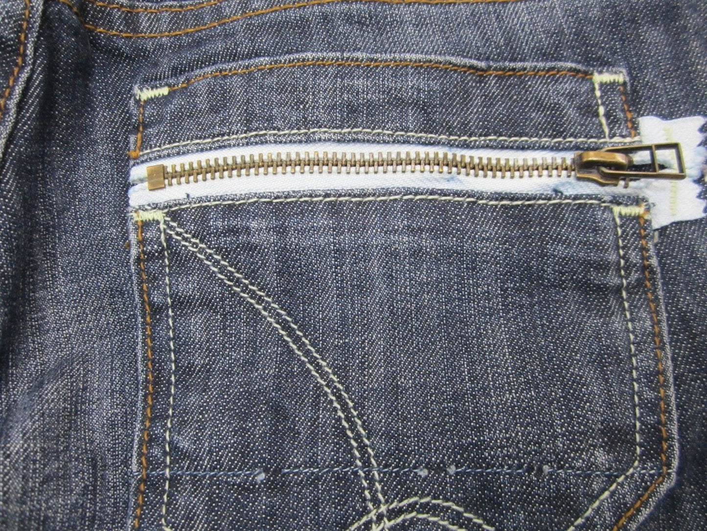 VERY NICE  VIGOSS  Boot Stretch Zipper Back Pockets  Blue Jeans  25" X 32"