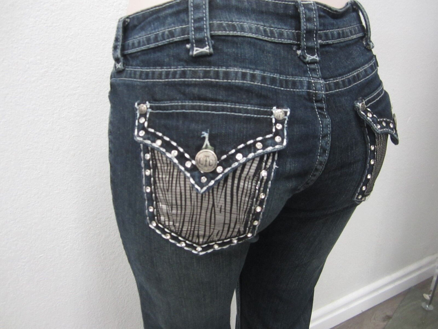 NWOT Cowgirl Tuff Jazzy Women’s Dark Wash Denim Embellished Rodeo Jeans Sz 28x33