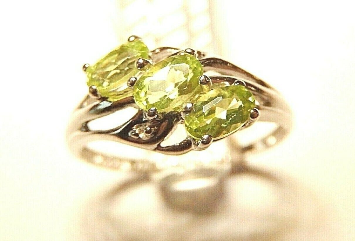 *NWT* 10k White Gold Three Stone Oval Peridot And Diamond Ring Size 7.5