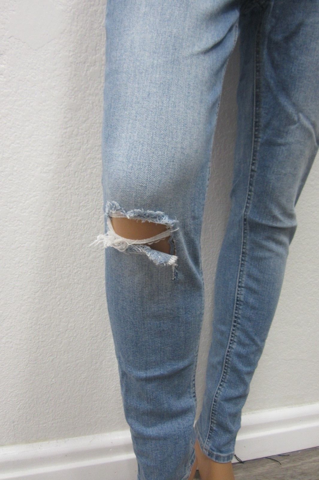 NICE  Miss Me Womens Blue Distressed Mid Rise Skinny Jeans M1001S15 Size 28 X 28
