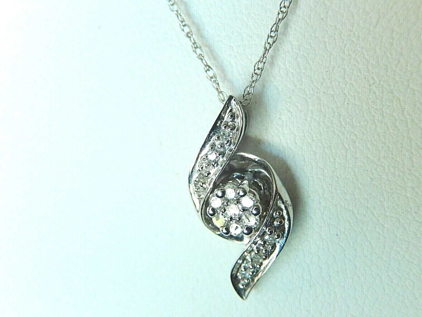 *VINTAGE* 10k White Gold Womens Diamond Cluster Fashion Pendant w/18" Chain