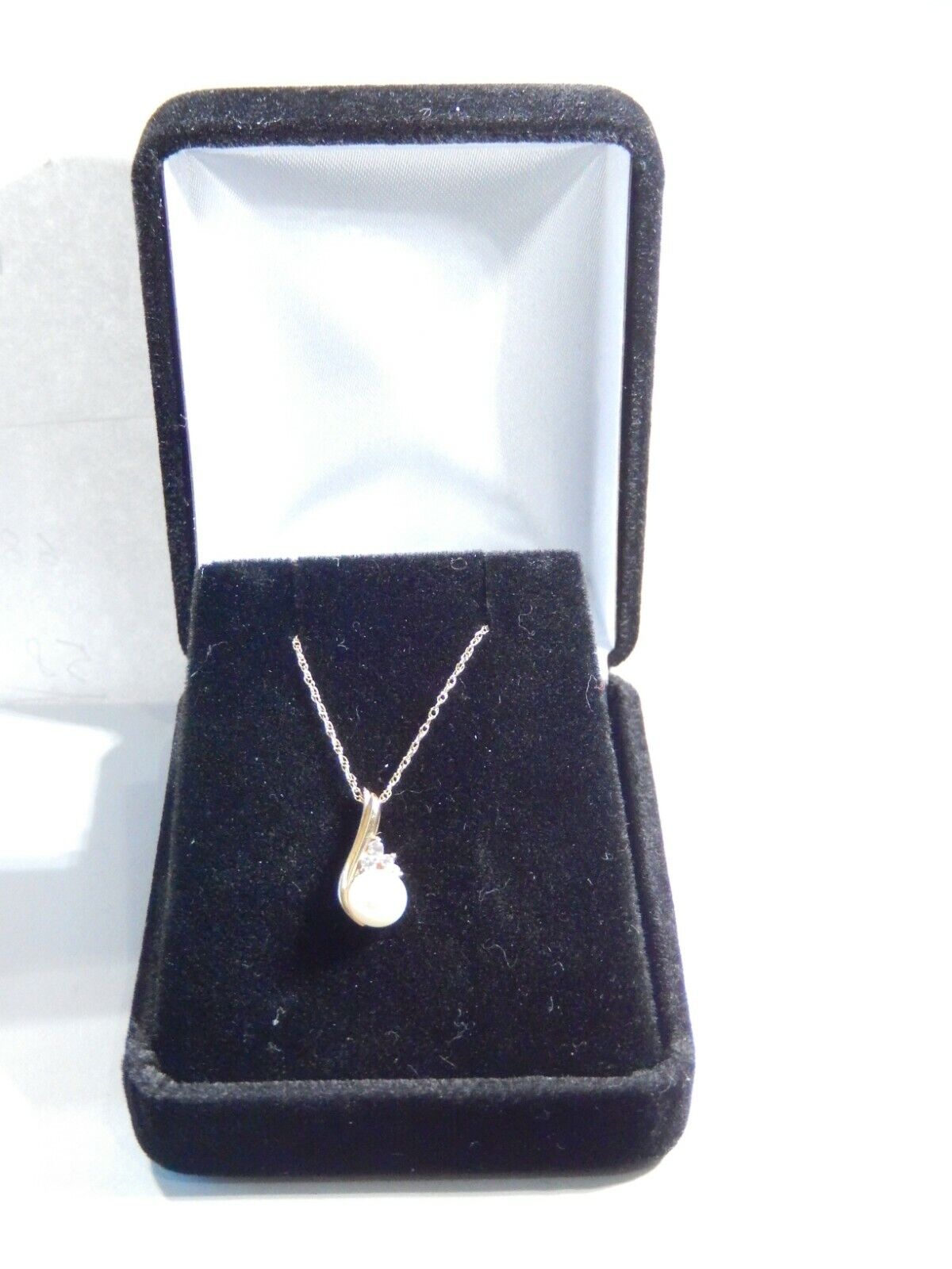 *NWT*  10K Yellow Gold 6 mm Pearl Pendant w/ 4 Diamond Cut CZ & 10k YG 18" Chain