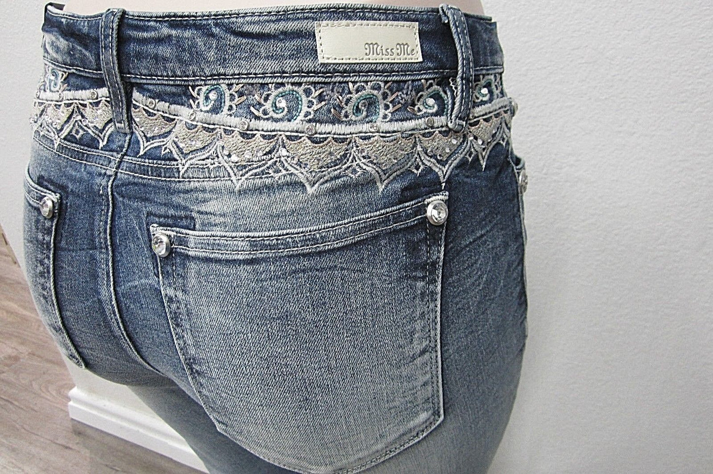NWT Miss Me  Embellished Yoke Medium Wash CUTE Skinny Cut Jeans M3150S Siz 29x29