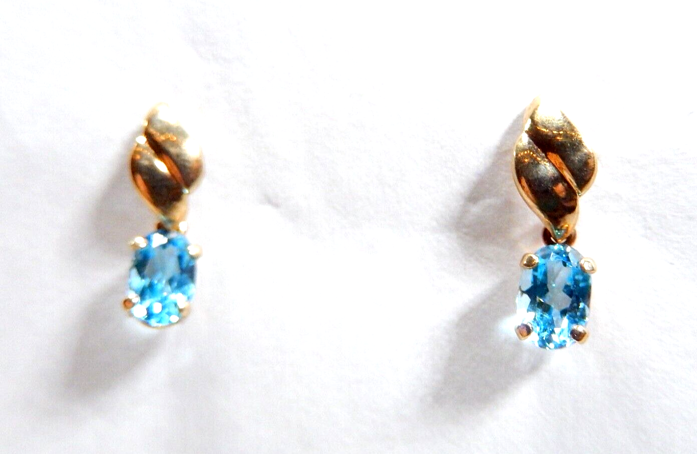 *VINTAGE* 10k Yellow Gold 1.00 CT Natural Oval Blue Topaz Dangle Post Earrings