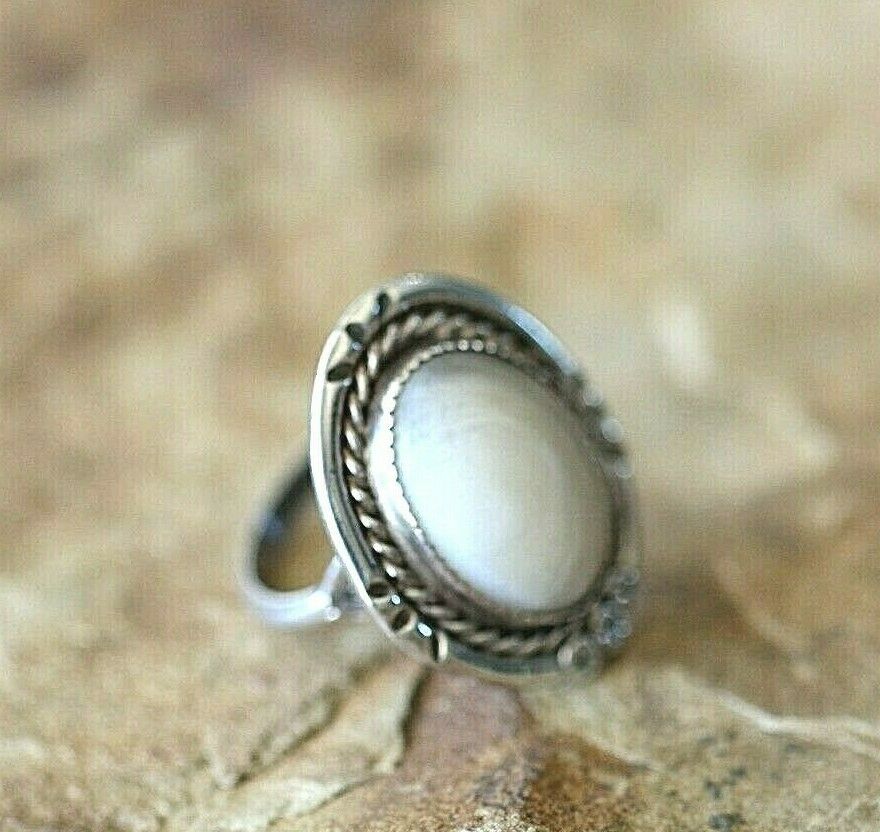 *VINTAGE*  Native American Large Sterling Silver Mother of Pearl Ring Size 6