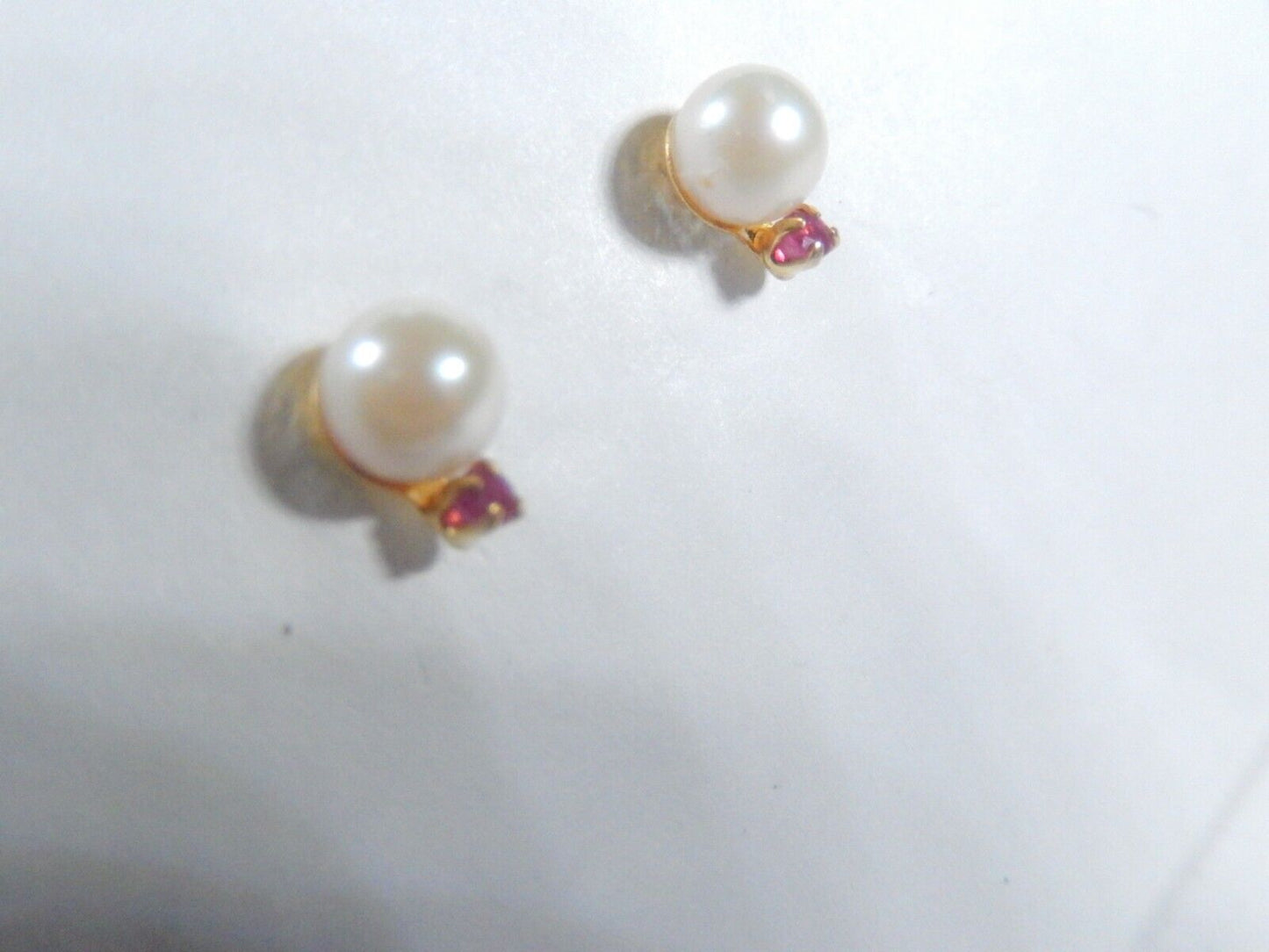 *VINTAGE*  14k Yellow Gold 5.75mm Pearl & Ruby Earstud Earrings