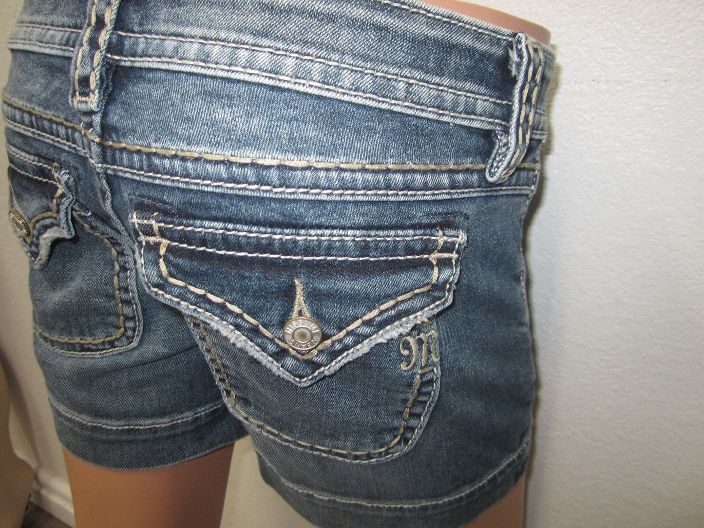 NWT Womens Miss Me Mid Rise Zip Fly Button Pocket Shorts-D5148H22-Siz 27 x 3.5