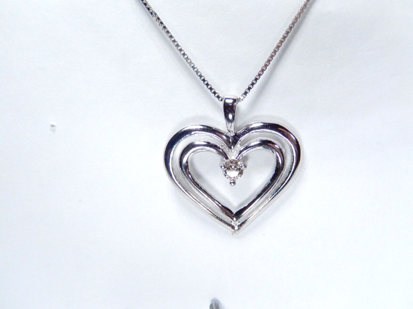 *NWT* 10k White Gold Diamond Heart Pendant  w/18"chain