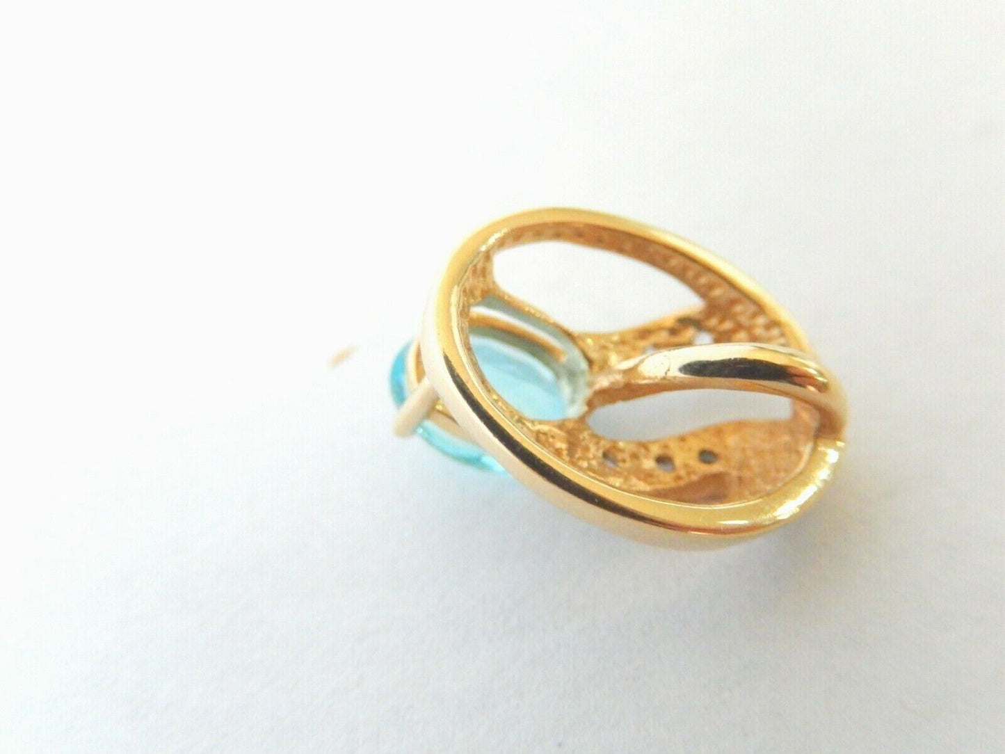 *VINTAGE* 14K Yellow Gold .75 CT Oval Blue Topaz & Diamond Accented Pendant