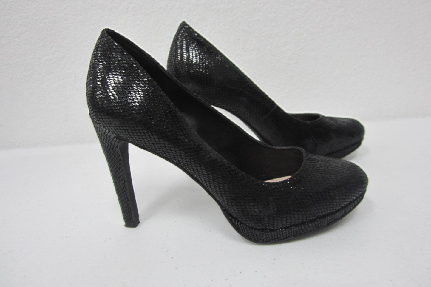 *VERY NICE*  BCBGeneration Black Leather Faux Snakeskin Platform Heels Size 6.5B