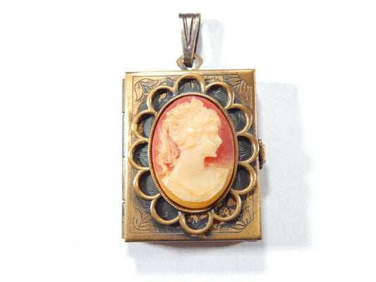 *VINTAGE*   Cameo Four Picture Gold Tone Patina Decorative Locket